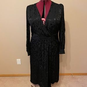 Additionelle Brocade wrap front dress in black